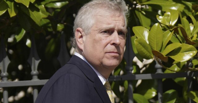 O príncipe Andrew da Grã-Bretanha parte após participar do serviço de matinas de Páscoa na Capela de São Jorge no Castelo de Windsor em Windsor, Inglaterra, domingo, 9 de abril de 2023. (Yui Mok/Pool via AP)