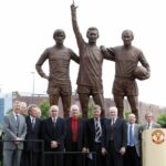 O ex-jogador de futebol do Manchester United George Best mostra ao ex-técnico Sir Matt Busby seu prêmio de Jogador Europeu do Ano em Old Trafford em 1969.