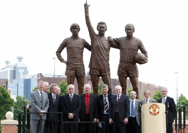 O ex-jogador de futebol do Manchester United George Best mostra ao ex-técnico Sir Matt Busby seu prêmio de Jogador Europeu do Ano em Old Trafford em 1969.
