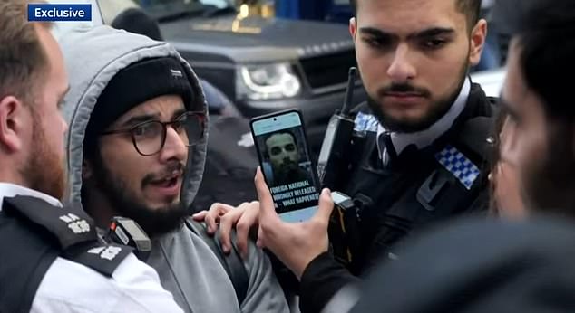'Nós sabemos que é você, você tem um nariz torto!' A Scotland Yard retirou policiais de outros empregos no combate ao crime em Londres, mobilizando ¿recursos significativos¿ para encontrar Brahim Kaddour-Cherif