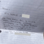 Nota deixada na porta do locatário por estranho revela segredo arrepiante da década de 1980