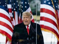 ‘Notícias falsas’: como o vídeo editado de Trump criou outra bagunça para a BBC Apoiadores de Trump dentro do Capitólio dos EUA em 6 de janeiro de 2021.