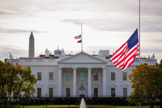 Nova placa aparece na Casa Branca
