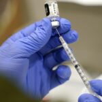 ARQUIVO - Um profissional de saúde enche uma seringa com a vacina Pfizer COVID-19 no Jackson Memorial Hospital em 5 de outubro de 2021, em Miami. (Foto AP / Lynne Sladky, Arquivo)