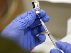 Nova vacina mRNA contra a gripe é muito mais eficaz do que as vacinas existentes: estudo ARQUIVO - Um profissional de saúde enche uma seringa com a vacina Pfizer COVID-19 no Jackson Memorial Hospital em 5 de outubro de 2021, em Miami. (Foto AP / Lynne Sladky, Arquivo)