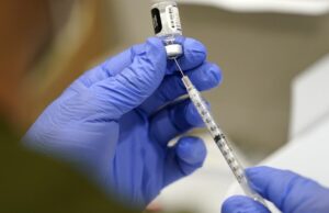 Nova vacina mRNA contra a gripe é muito mais eficaz do que as vacinas existentes: estudo ARQUIVO - Um profissional de saúde enche uma seringa com a vacina Pfizer COVID-19 no Jackson Memorial Hospital em 5 de outubro de 2021, em Miami. (Foto AP / Lynne Sladky, Arquivo)