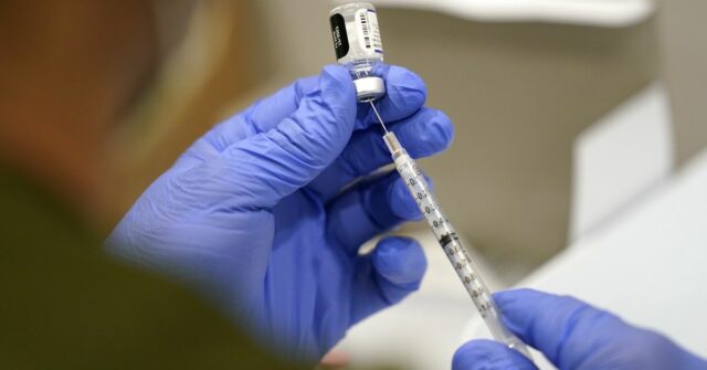 ARQUIVO - Um profissional de saúde enche uma seringa com a vacina Pfizer COVID-19 no Jackson Memorial Hospital em 5 de outubro de 2021, em Miami. (Foto AP / Lynne Sladky, Arquivo)