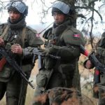 Novas imagens mostram tropas norte-coreanas removendo minas perigosas para a Rússia em zona de guerra