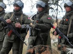 Novas imagens mostram tropas norte-coreanas removendo minas perigosas para a Rússia em zona de guerra Novas imagens mostram tropas norte-coreanas removendo minas perigosas para a Rússia em zona de guerra