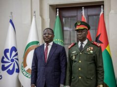 Novo governante militar da Guiné-Bissau avança para consolidar o poder após golpe O recém-nomeado Primeiro-Ministro e Ministro das Finanças da Guiné-Bissau do governo de transição, Ilidio Vieira Te (L), aperta a mão do Presidente do governo de transição, General Horta N'Tam (R), durante a cerimónia de tomada de posse no Palácio Presidencial em Bissau, no dia 28 de Novembro de 2025.