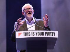 Novo partido de Corbyn enfrenta crise enquanto cofundador pula primeiro dia de conferência Os delegados são vistos se divertindo antes do discurso do ex-líder do Partido Trabalhista e cofundador do