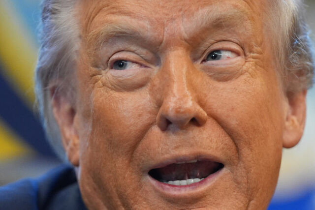 ARQUIVO – O Diretor Executivo do Conselho de Procuradores da Geórgia, Peter J. Skandalakis, responde a perguntas durante uma entrevista coletiva, 23 de agosto de 2022, em Atlanta. (Natrice Miller/Atlanta Journal-Constitution via AP, Arquivo)