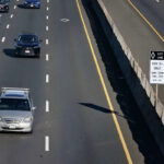 Vistas aéreas da construção de uma nova pista ao longo da rodovia US Route 101, perto de Petaluma, em agosto. O alargamento da estrada levou décadas para ser concluído, mas agora alguns passageiros dizem que piorou o trânsito durante os horários de pico. (Richard H. Grant/SF Chronicle)