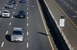 Novo trecho da Rodovia Califórnia 101 finalmente foi inaugurado. Motoristas dizem que isso levou a um “desastre absoluto” Vistas aéreas da construção de uma nova pista ao longo da rodovia US Route 101, perto de Petaluma, em agosto. O alargamento da estrada levou décadas para ser concluído, mas agora alguns passageiros dizem que piorou o trânsito durante os horários de pico. (Richard H. Grant/SF Chronicle)