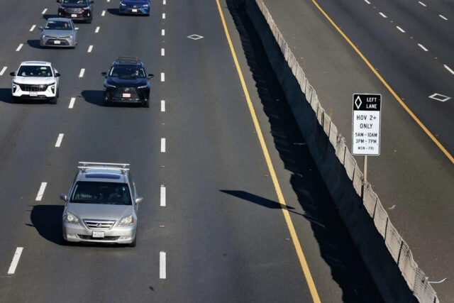Vistas aéreas da construção de uma nova pista ao longo da rodovia US Route 101, perto de Petaluma, em agosto. O alargamento da estrada levou décadas para ser concluído, mas agora alguns passageiros dizem que piorou o trânsito durante os horários de pico. (Richard H. Grant/SF Chronicle)