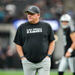 O coordenador ofensivo Chip Kelly do Las Vegas Raiders entra em campo antes de um jogo contra o Jacksonville Jaguars no Allegiant Stadium em 2 de novembro de 2025 em Las Vegas, Nevada.
