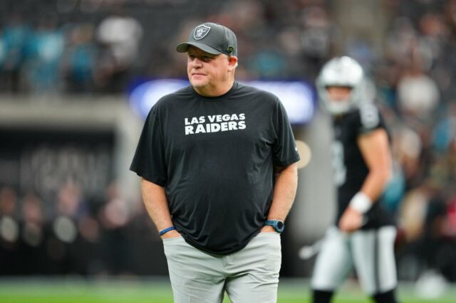 O coordenador ofensivo Chip Kelly do Las Vegas Raiders entra em campo antes de um jogo contra o Jacksonville Jaguars no Allegiant Stadium em 2 de novembro de 2025 em Las Vegas, Nevada. 