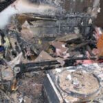 Oficial do Corpo de Bombeiros de Fremont olha de uma varanda para um apartamento no prédio 25 dos Waterstone Apartments em 3939 Bidwell Drive na segunda-feira, 7 de abril de 2025, em Fremont, Califórnia. (Aric Crabb/Grupo de Notícias da Bay Area) (Aric Crabb/Grupo de Notícias da Bay Area)