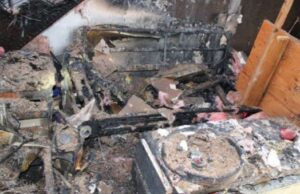 Novos registros detalham a provável causa do incêndio em Fremont, onde duas mulheres caíram para a morte Oficial do Corpo de Bombeiros de Fremont olha de uma varanda para um apartamento no prédio 25 dos Waterstone Apartments em 3939 Bidwell Drive na segunda-feira, 7 de abril de 2025, em Fremont, Califórnia. (Aric Crabb/Grupo de Notícias da Bay Area) (Aric Crabb/Grupo de Notícias da Bay Area)