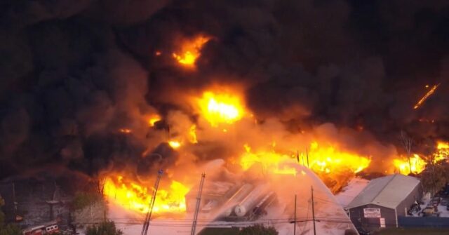 Um avião UPS MD-11 caiu perto do aeroporto de Louisville, Kentucky, de acordo com informações preliminares, disse uma fonte.