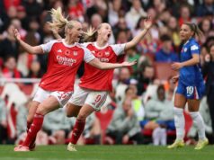 O Arsenal precisava vencer o Chelsea, mas a má arbitragem dificultou O Arsenal precisava vencer o Chelsea, mas a má arbitragem dificultou