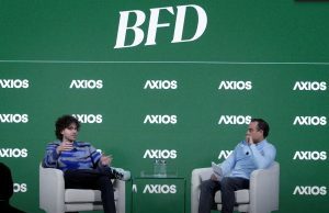 O CEO da Polymarket, Coplan, considera as apostas esportivas uma “fraude” Shane Coplan e Dan Primack conversando. O CEO da Polymarket, Shane Coplan, classificou as apostas esportivas tradicionais como uma “farsa” em um recente evento de mídia