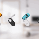 Uma foto de um Galaxy SmartTag 2 próximo a um S24 Ultra que o rastreia