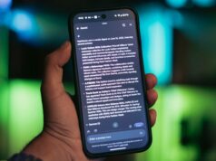 O Google Gemini obtém um recurso de produtividade revolucionário que os rivais invejarão O alto-falante Nest Audio com as luzes ativas, sobre uma pequena pilha de livros