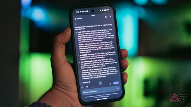 O Google Gemini obtém um recurso de produtividade revolucionário que O alto-falante Nest Audio com as luzes ativas, sobre uma pequena pilha de livros