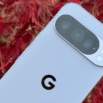 Google Pixel 10 Pro sentado em uma fonte