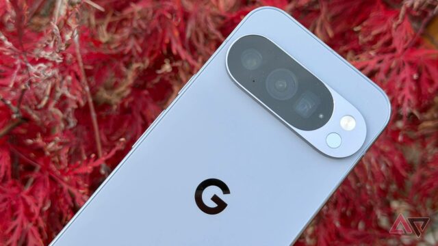 Google Pixel 10 Pro sentado em uma fonte