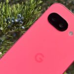 Google Pixel 9a em peônia sentado ao lado de um Pusheen com pipoca