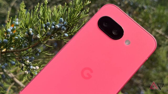 Google Pixel 9a em peônia sentado ao lado de um Pusheen com pipoca