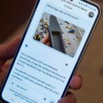 O ícone do Mensagens do Google na tela inicial de um Samsung Galaxy S23+.