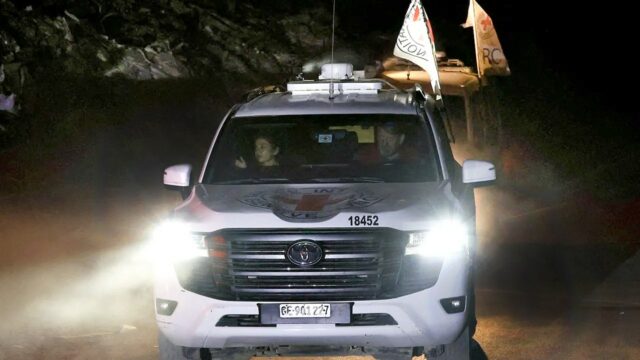 O Hamas entrega os restos mortais de outro refém israelense O Hamas entrega os restos mortais de outro refém israelense enquanto as trocas de cessar-fogo em Gaza continuam