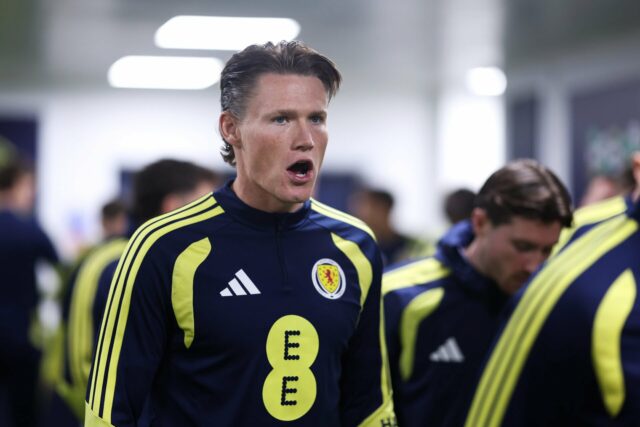 Assan Ouedraogo correndo com a bola para o RB Leipzig.