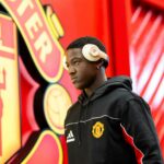 Jay McEvoy com o terceiro uniforme branco do Manchester United.