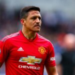 Alexis Sanchez observa durante a partida da Premier League entre Huddersfield Town e Manchester United no John Smith's Stadium em 2019 em Huddersfield, Reino Unido.