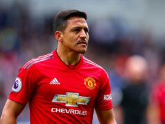 O Man Utd tem um jogador ‘incrível’ em seus livros que é como Alexis Sanchez, afirma Michael Owen Alexis Sanchez observa durante a partida da Premier League entre Huddersfield Town e Manchester United no John Smith's Stadium em 2019 em Huddersfield, Reino Unido.