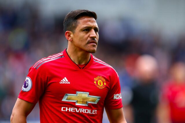 Alexis Sanchez observa durante a partida da Premier League entre Huddersfield Town e Manchester United no John Smith's Stadium em 2019 em Huddersfield, Reino Unido.