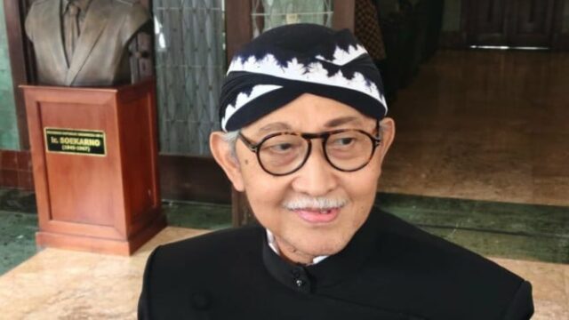 O Ministro Supremo Tedjowulan assume deveres provisórios para o rei O Ministro Supremo Tedjowulan assume deveres provisórios para o rei de Surakarta, a sucessão de Paku Buwono XIII aguarda 40 dias