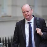 Uma revisão do treinamento liderada pelo médico-chefe da Inglaterra, Sir Chris Whitty, descobriu que a “competição” significava que os graduados britânicos estavam lutando para conseguir cargos