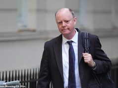 O NHS deve parar de contratar tantos médicos estrangeiros enquanto os britânicos lutam para conseguir empregos, alerta revisão liderada por Chris Whitty Uma revisão do treinamento liderada pelo médico-chefe da Inglaterra, Sir Chris Whitty, descobriu que a “competição” significava que os graduados britânicos estavam lutando para conseguir cargos