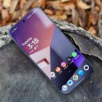 O OnePlus 15 carregado