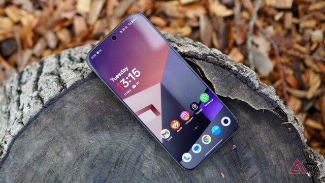 O OnePlus 15 carregado