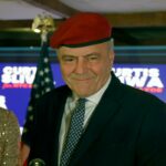 Curtis Sliwa fala em sua festa de observação eleitoral ao conceder a corrida para prefeito no Arte Cafe em Manhattan em 4 de novembro de 2025.