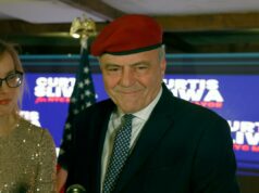 O Partido Republicano deve cair na real em Nova York com uma estratégia ‘vencível’ de cinco distritos – e abandonar a boina Curtis Sliwa fala em sua festa de observação eleitoral ao conceder a corrida para prefeito no Arte Cafe em Manhattan em 4 de novembro de 2025.