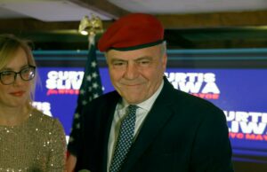 O Partido Republicano deve cair na real em Nova York com uma estratégia ‘vencível’ de cinco distritos – e abandonar a boina Curtis Sliwa fala em sua festa de observação eleitoral ao conceder a corrida para prefeito no Arte Cafe em Manhattan em 4 de novembro de 2025.
