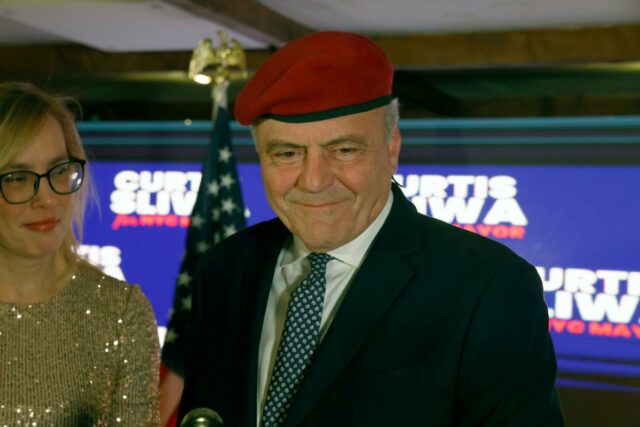 Curtis Sliwa fala em sua festa de observação eleitoral ao conceder a corrida para prefeito no Arte Cafe em Manhattan em 4 de novembro de 2025.