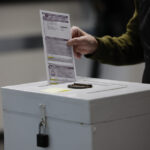 ARQUIVO - Máquinas de votação ocupam espaço para votação antecipada na State Farm Arena, 12 de outubro de 2020, em Atlanta. (Foto AP / Brynn Anderson, arquivo)